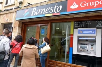 Un banco no es una discoteca VIP