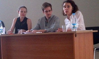 Snowden pide asilo a Rusia