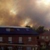Un incendio en la sierra obliga 2.000 personas a pasar la noche fuera de sus hogares