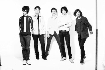 Banda de turistas despliega su retro-pop en España