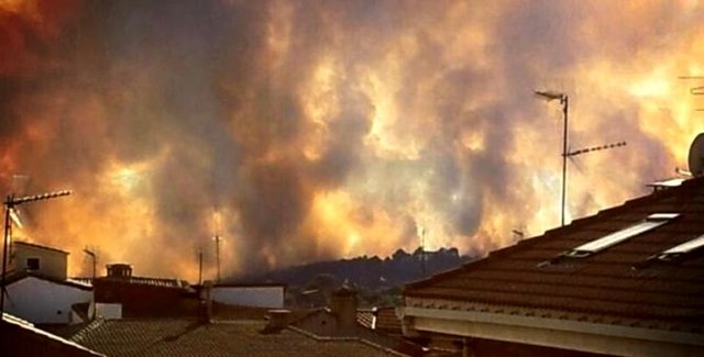 Un incendio en la sierra obliga 2.000 personas a pasar la noche fuera de sus hogares