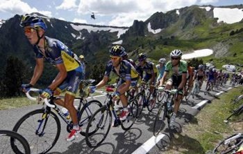 Froome golpea primero