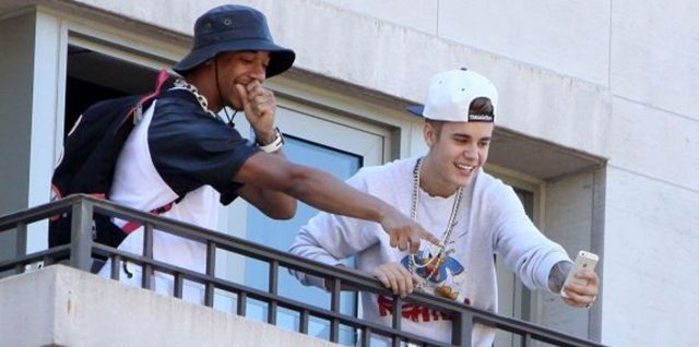 Justin Bieber 'baña' a sus fans