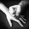 El juez dictamina que agarrar del pelo a su pareja y golpearla contra la pared no es humillante