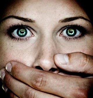 El juez dictamina que agarrar del pelo a su pareja y golpearla contra la pared no es humillante