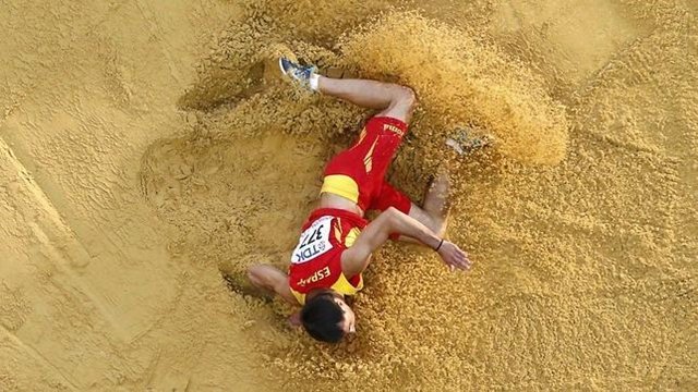 A un centímetro del bronce