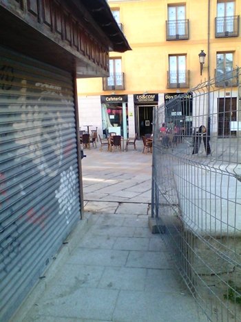 Limpien la Plaza de Adolfo Suárez