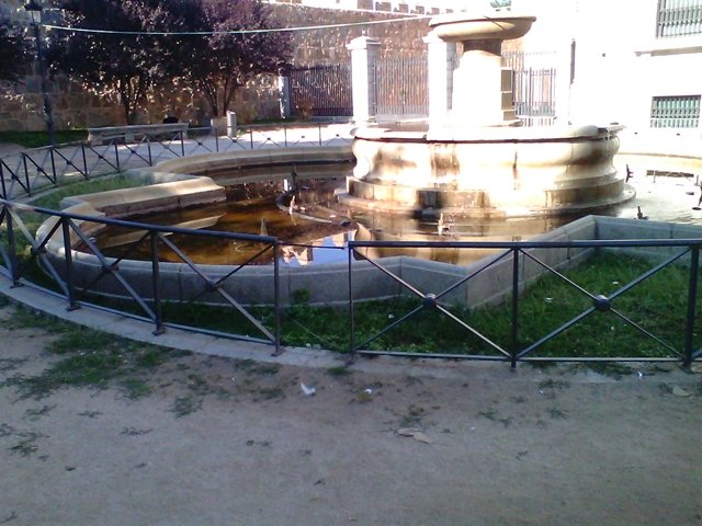 Limpien la Plaza de Adolfo Suárez