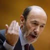 Rubalcaba ganaba la mitad que Rajoy