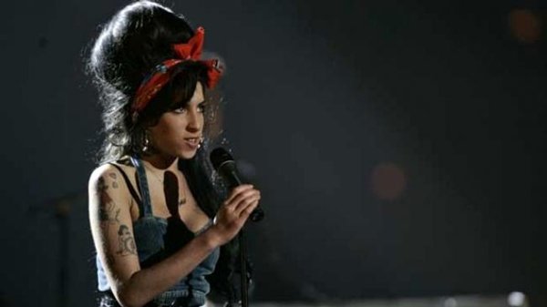 Amy imbatible en las listas británicas tras su muerte