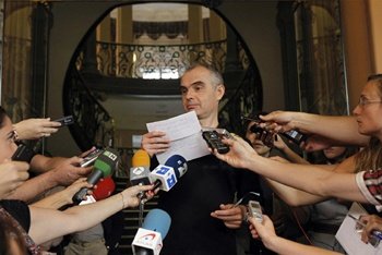 Sabino Méndez leyendo un comunicado ayer por la tarde en la sede de la SGAE