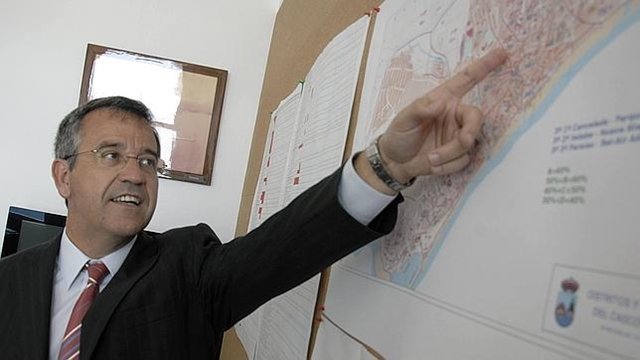 Quitan al imputado para darle el puesto a su pareja