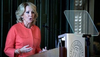 Ana Botella y Esperanza Aguirre 'no están' en la 'misma onda'