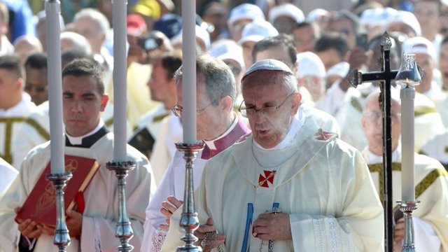 Francisco pide asegurar el 'derecho al trabajo'