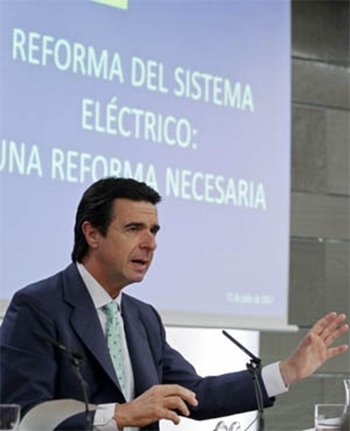 Soria 'acorralado' por su reforma energética