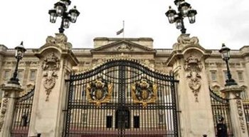 Intentan entrar con un cuchillo en Buckingham