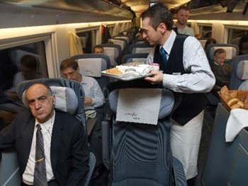 Un camarero de Renfe deberá ser 'heptalingüe'