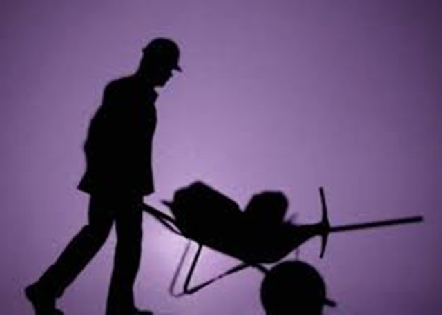 El paro desciende un poco más