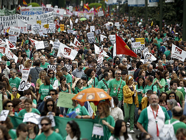 Los docentes protestan ante el Senado y el Ministerio