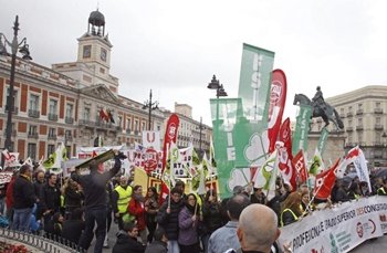 Los docentes protestan ante el Senado y el Ministerio