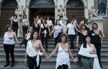 Protestan a pecho descubierto