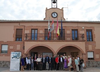 Pajares de Adaja firma un convenio internacional para fomentar el crecimiento sostenible