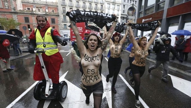 Primer encontronazo entre Femen y Derecho a Vivir