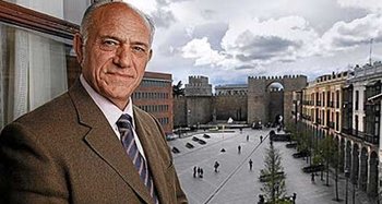 Recogen firmas para que cesen a Agustín González