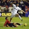 El Real Madrid da un respiro al Atléti y al Barça