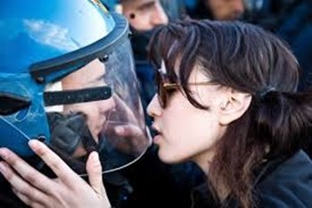 Besar a un antidisturbios es acoso sexual