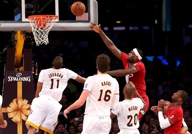 Derrota navideña de los Lakers