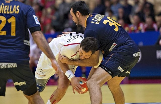 Los 'hispanos' ganan pero sufren mucho
