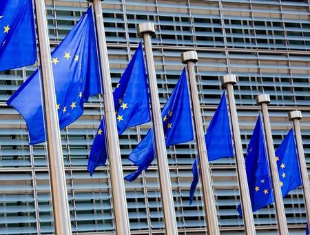 La Comisión Europea apoya la reducción de la beca Erasmus a un semestre