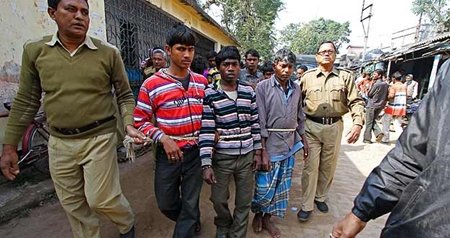 Sentencian a una mujer a una violación múltiple