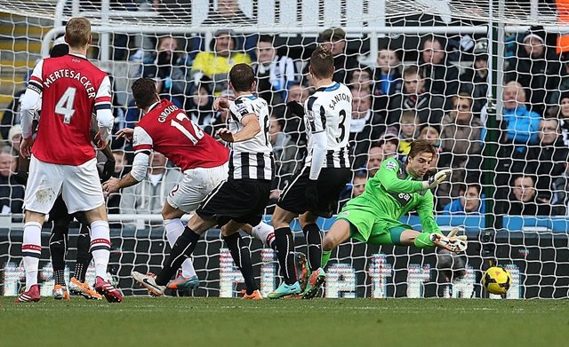 El Arsenal vence al Newcastle y acaba como líder de la Premier en 2013