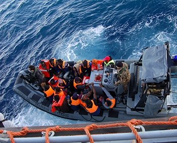 Italia evita 'otro Lampedusa'