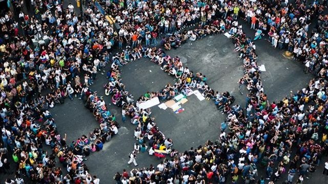 Maduro agita la bandera del antifascismo
