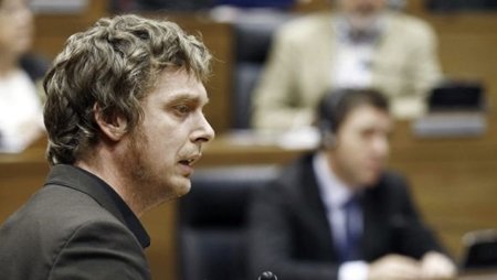 EH Bildu intenta el acuerdo para echar a Barcina