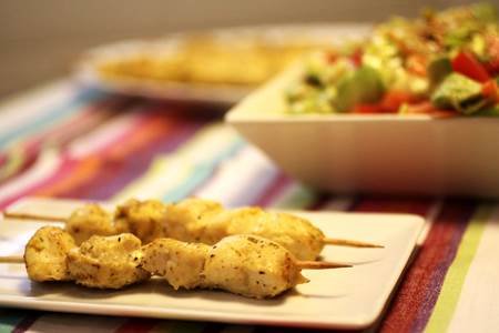 Brochetas de pavo caramelizadas con salsa de soja 