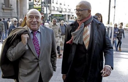 ETA 'entrega' parte de su material al CIV