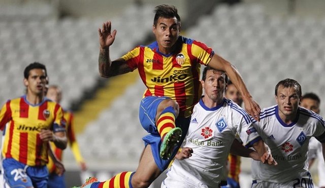 Vargas pone al Valencia camino de cuartos