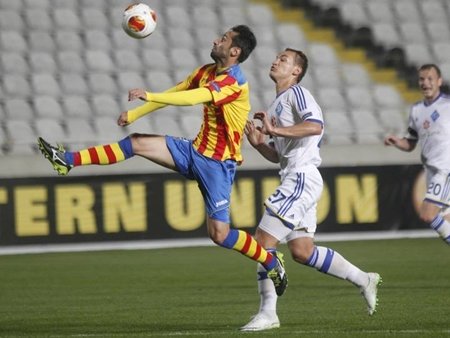 Vargas pone al Valencia camino de cuartos