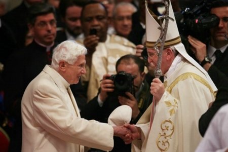 Los dos Papas juntos y en público