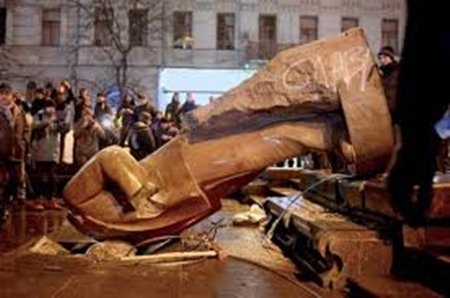 Lenin sustituido por un retrete