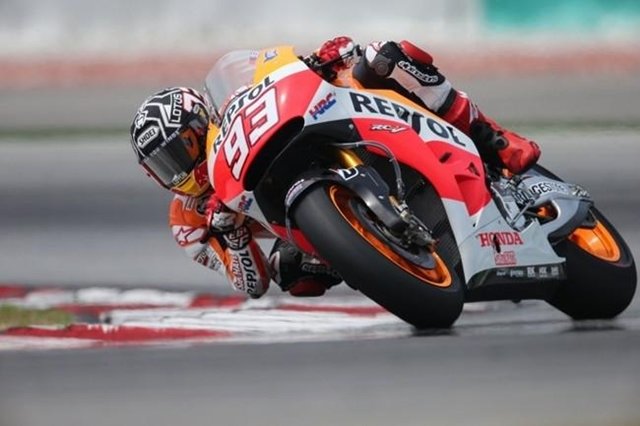 Márquez domina la pretemporada en Sepang