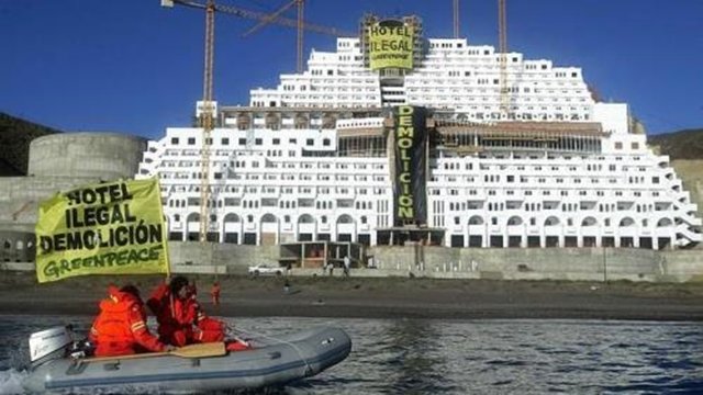 Este reglamento privatiza las costas