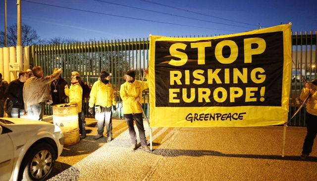 Activistas de Greenpeace empotran camión contra central nuclear