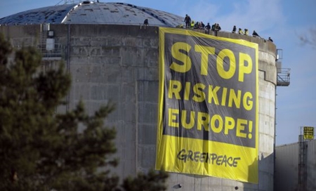 Activistas de Greenpeace empotran camión contra central nuclear