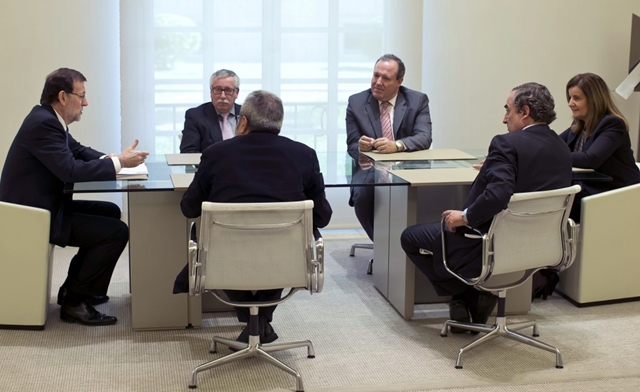 Sindicatos, patronal y gobierno se reunen
