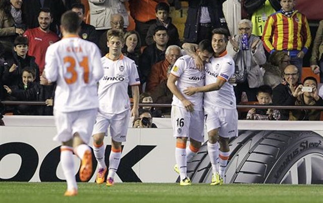 Pablo Alcácer guía al Valencia a cuartos de final